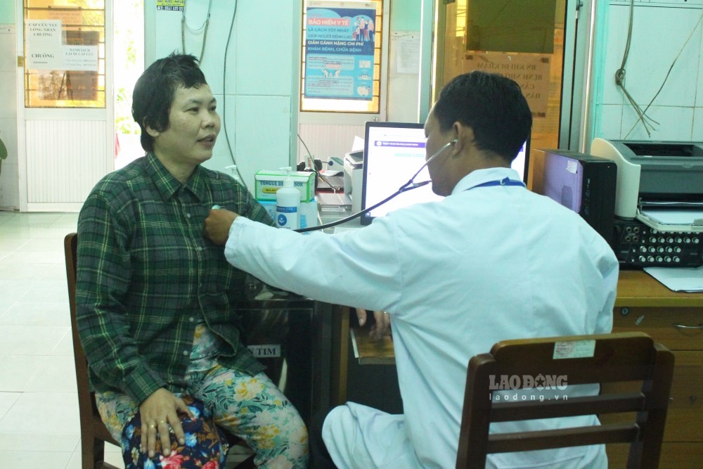 BS Hải khám bệnh cho người dân tại trạm y tế. Ảnh: Phong Linh.