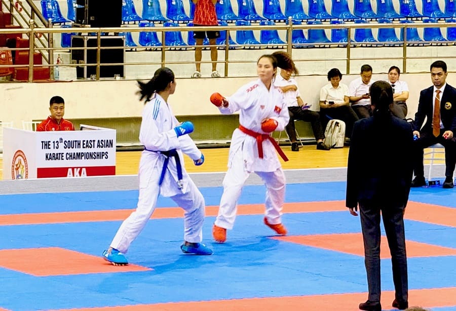Đinh Thị Hương (đai đỏ) thi đấu tại Giải karate vô địch Đông Nam Á 2026. Ảnh: Hoài Việt
