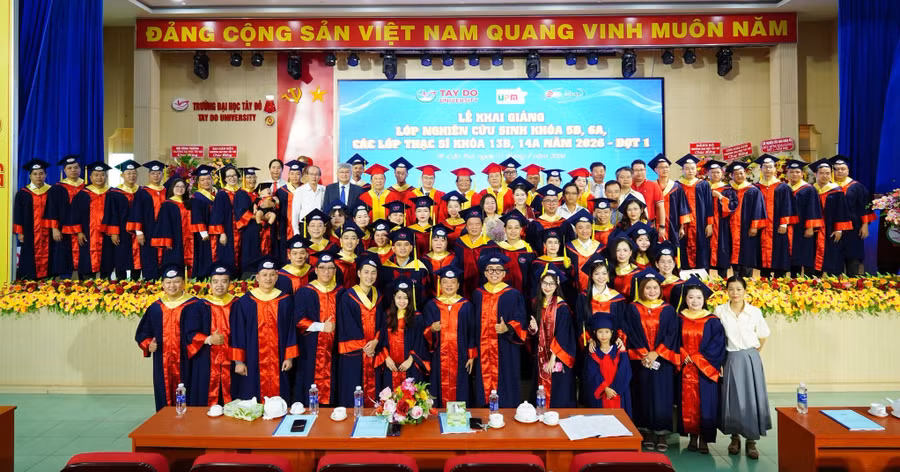 Đại biểu chụp ảnh lưu niệm. dhtd-trao-bang-ts-4.jpg