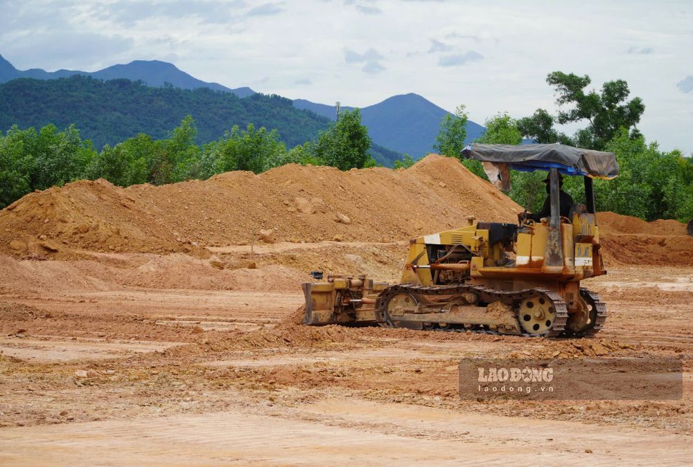 Phương tiện được huy động đất đắp, san gạt nền trạm dừng nghỉ đường cao tốc Hoài Nhơn - Quy Nhơn tại Km35+500. Ảnh: Đông Giang