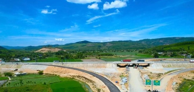 Cao tốc Quảng Ngãi - Hoài Nhơn tăng tốc hoàn thiện nút giao Đức Phổ và trạm dừng nghỉ