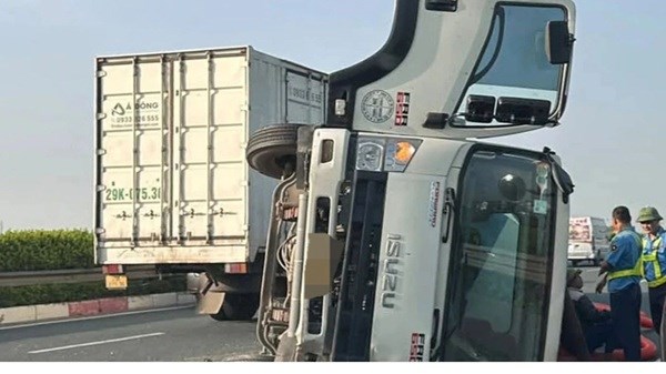 Ôtô tải lật nghiêng trên cao tốc Pháp Vân - Cầu Giẽ