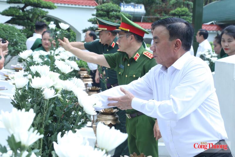 Thường trực Ban Bí thư Trần Cẩm Tú dâng hương tại Khu mộ 10 nữ Anh hùng liệt sĩ thanh niên xung phong đã anh dũng hy sinh ở Ngã ba Đồng Lộc. Ảnh: Thành Đô