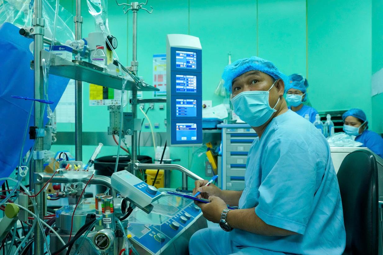 Ê-kíp vận hành hệ thống tuần hoàn ngoài cơ thể (ECMO) kiểm soát nghiêm ngặt từng chỉ số sinh tồn của bệnh nhi suốt quá trình ghép tim. Ảnh: