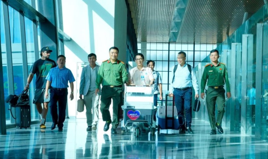 Trái tim hiến nhanh chóng được vận chuyển đến TPHCM. Ảnh: