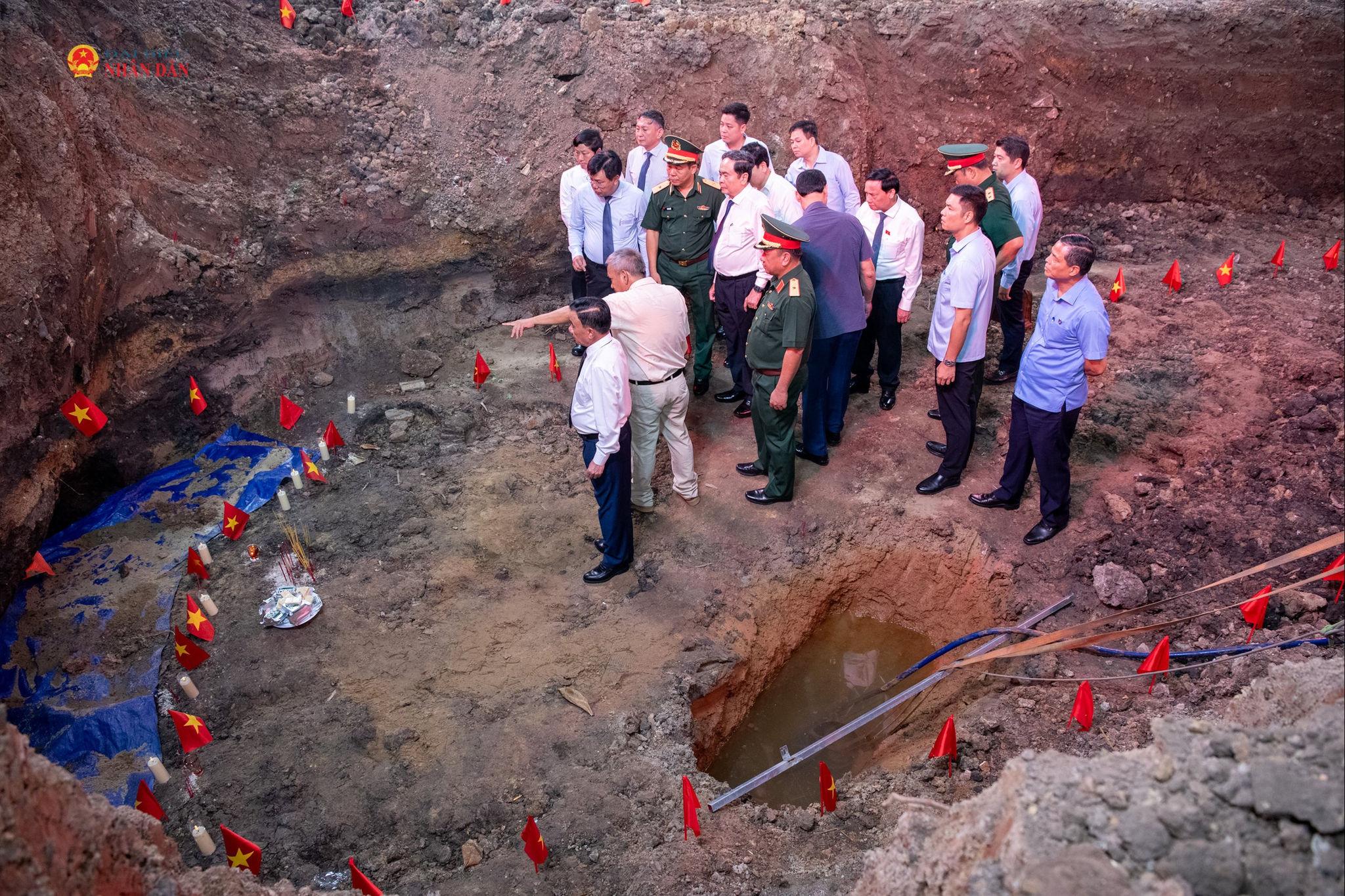 Chủ tịch Quốc hội Trần Thanh Mẫn kiểm tra tại vị trí tìm kiếm, quy tập hài cốt liệt sĩ và xác định danh tính hài cốt liệt sĩ tại công viên Lê Thị Riêng.