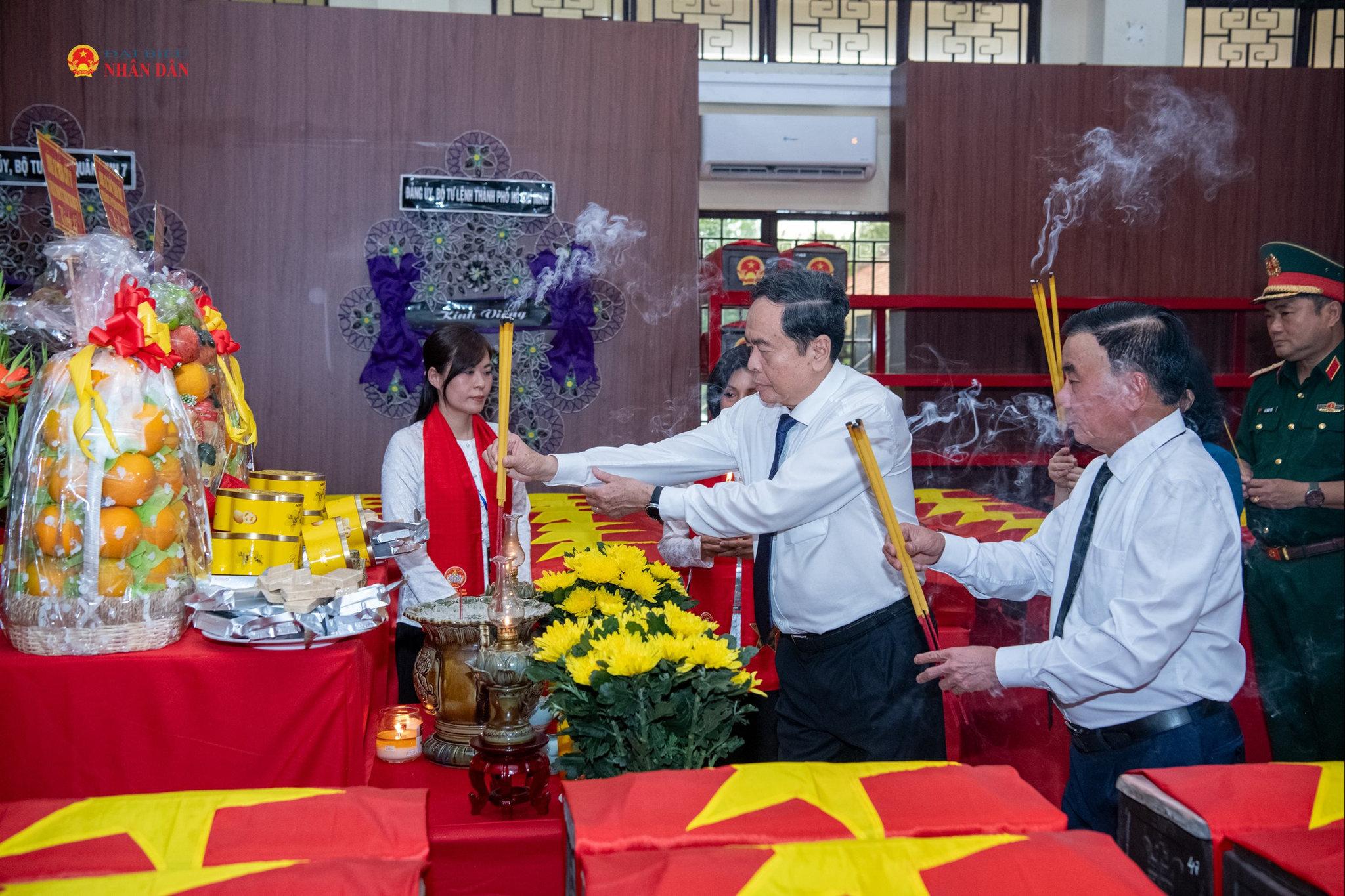 Chủ tịch Quốc hội Trần Thanh Mẫn, Thường trực Ban Bí thư Trần Cẩm Tú và các đại biểu dâng hương tại Nhà quàn hài cốt liệt sĩ.