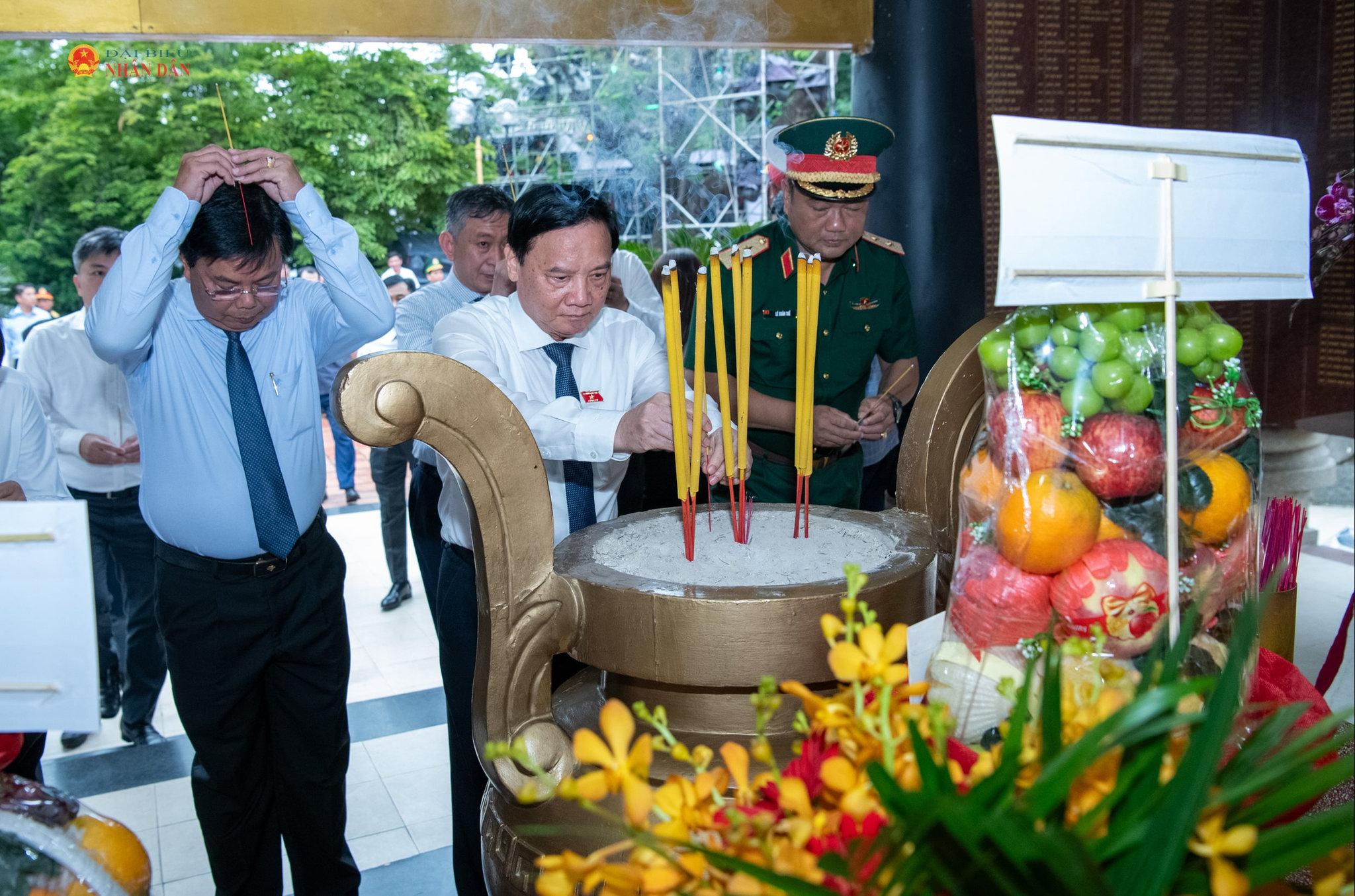 Phó Chủ tịch Quốc hội Nguyễn Khắc Định dâng hương tưởng niệm các Anh hùng liệt sĩ.