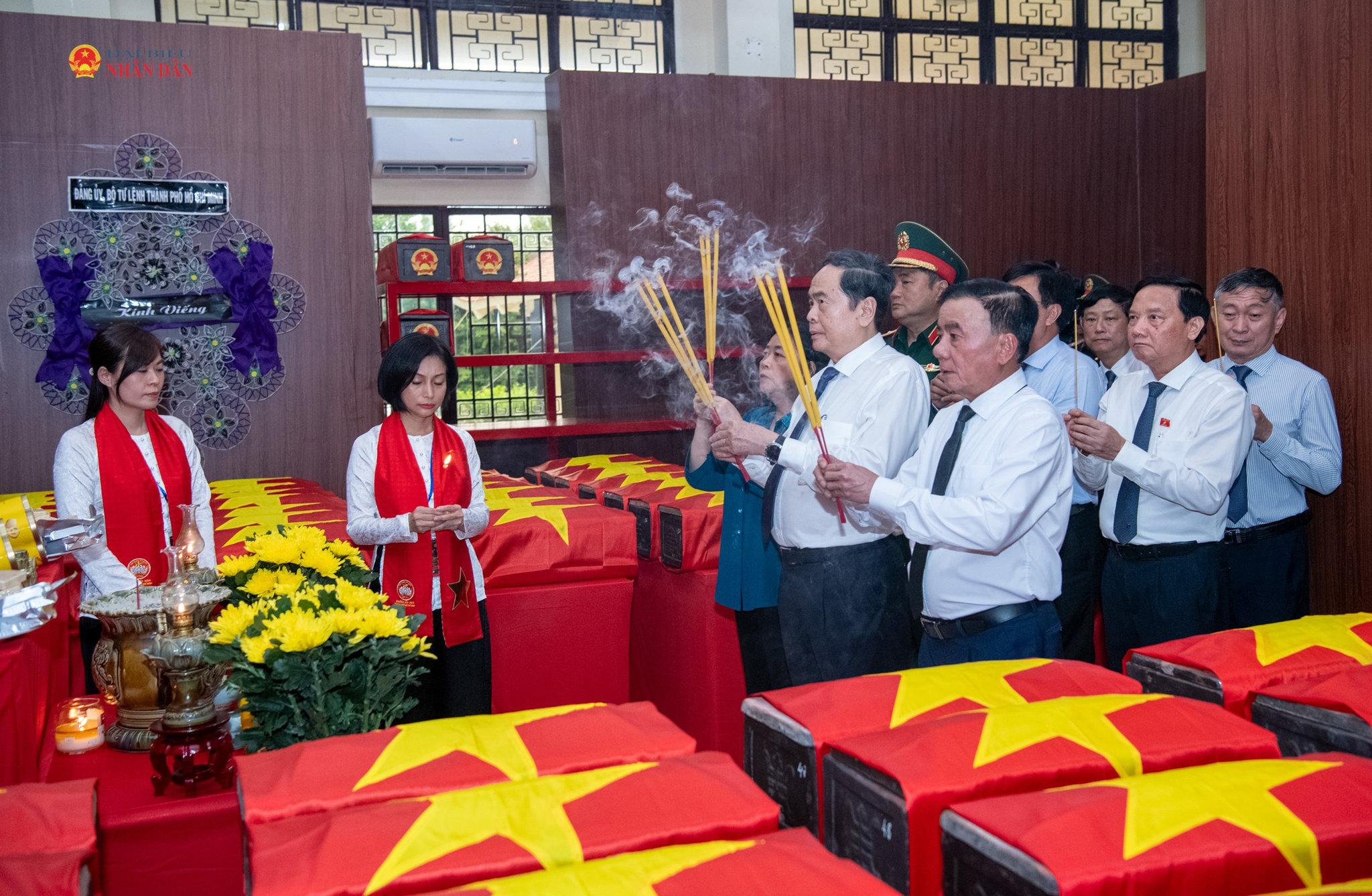 Chủ tịch Quốc hội Trần Thanh Mẫn, Thường trực Ban Bí thư Trần Cẩm Tú và các đại biểu dâng hương tại Nhà quàn hài cốt liệt sĩ.