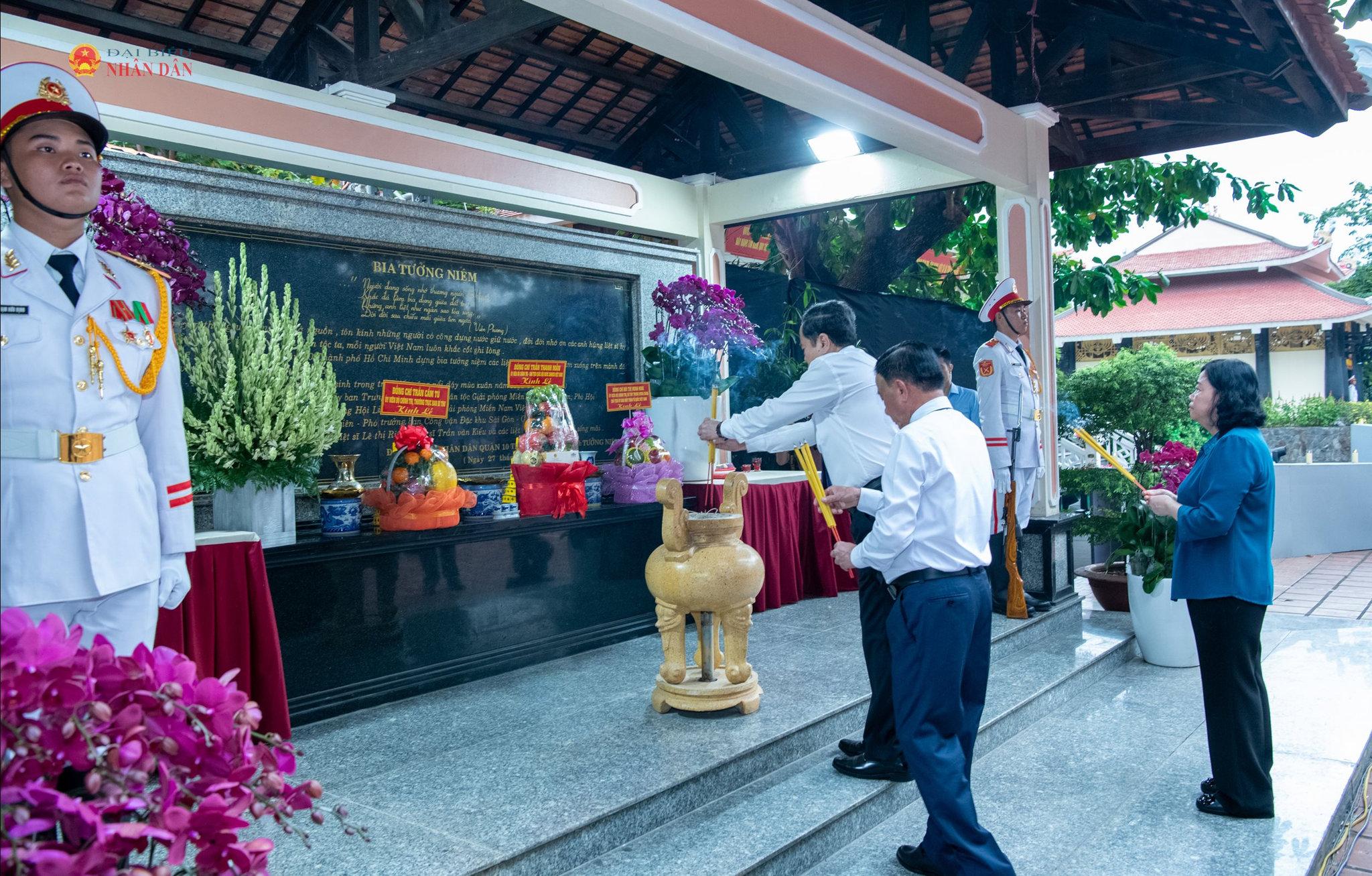 Chủ tịch Quốc hội Trần Thanh Mẫn, Thường trực Ban Bí thư Trần Cẩm Tú và các đại biểu dâng hương tại Nhà bia ghi danh liệt sỹ Quận 10.