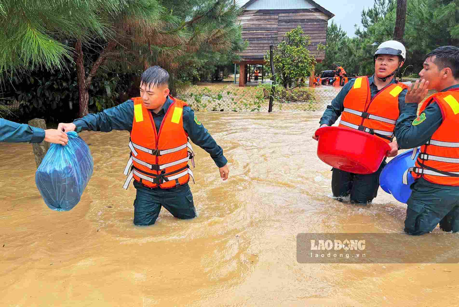 Mưa lớn gây ngập sâu tại tổ dân phố 16 (phường B'Lao), các lực lượng dầm mưa hỗ trợ người dân di dời tài sản. Ảnh: Phúc Khánh
