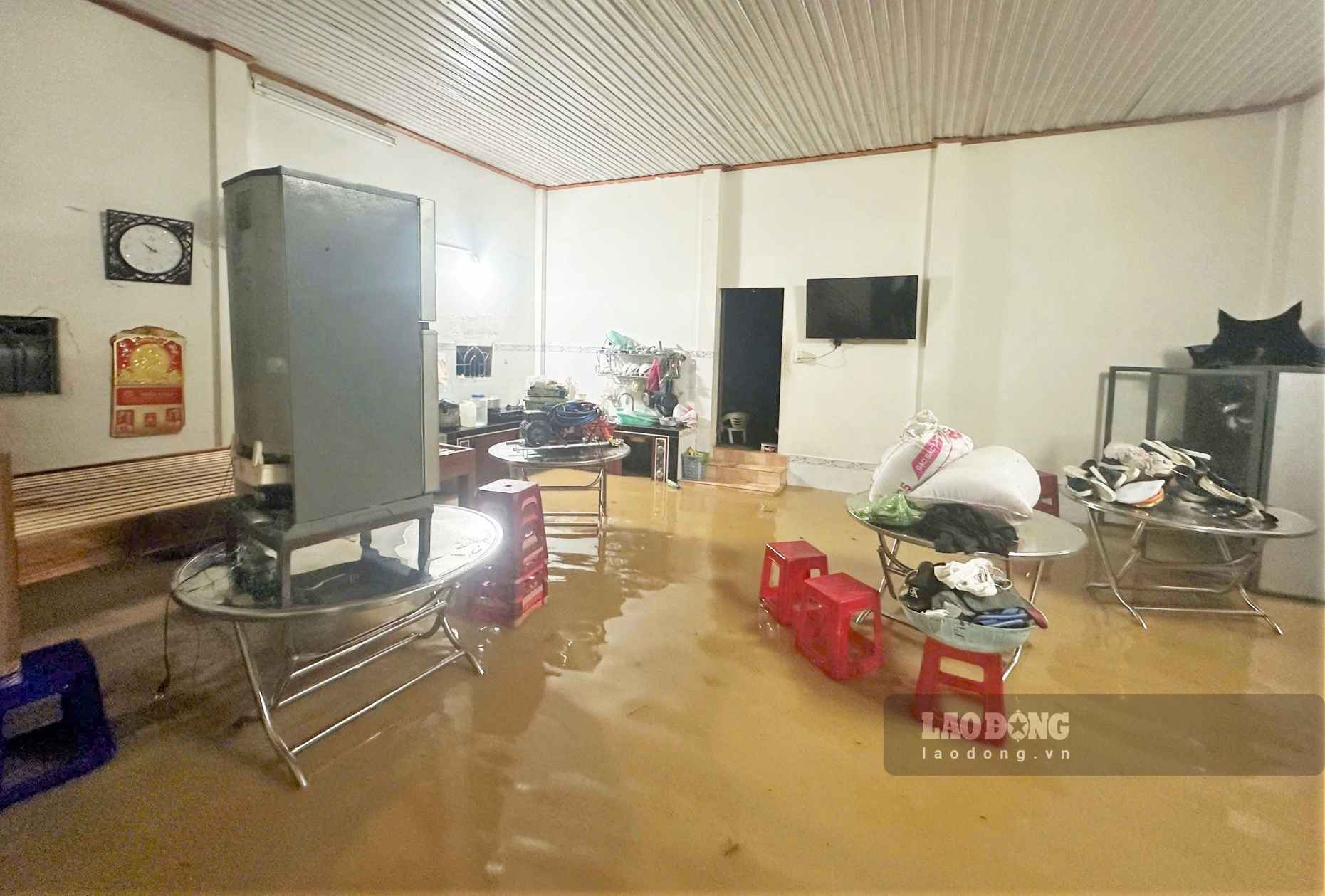 Nhà dân tại phường 3 Bảo Lộc bị nước tràn vào gây ngập nặng. Ảnh: Phúc Khánh