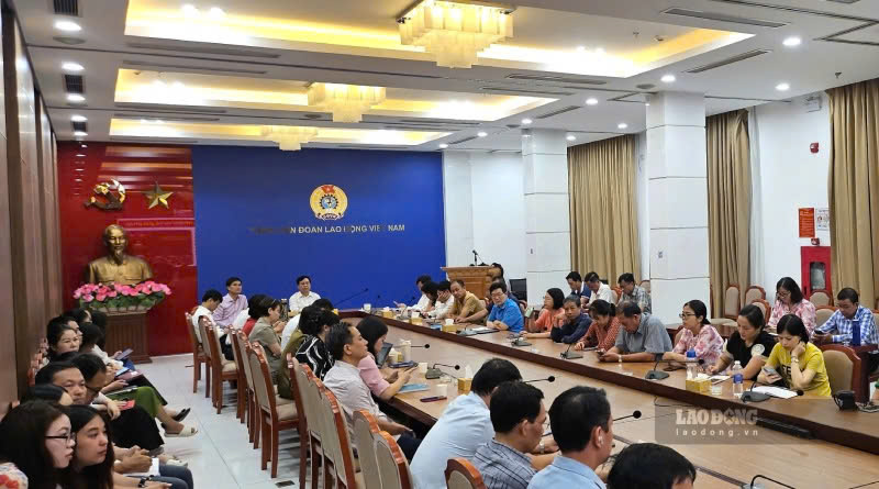 Điểm cầu Tổng LĐLĐVN do đồng chí Vũ Anh Đức - Phó Bí thư Thường trực Đảng ủy Tổng LĐLĐVN chủ trì và các cán bộ, đảng viên, đoàn viên, người lao động tham gia quán triệt triển khai Nghị quyết Hội nghị Trung ương 3 khóa XIV. Ảnh: Hà Vinh