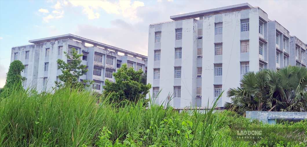 Ký túc xá sinh viên tại Bạc Liêu, tỉnh Cà Mau hoàn thành năm 2015 (ảnh chụp năm 2020). Ảnh: Nhật Hồ.