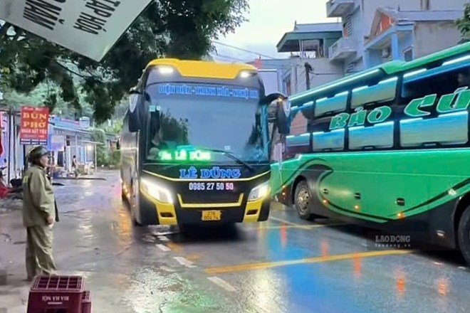 Thông xe tuyến Quốc lộ 6 qua Sơn La sau nhiều giờ tê liệt vì sạt lở