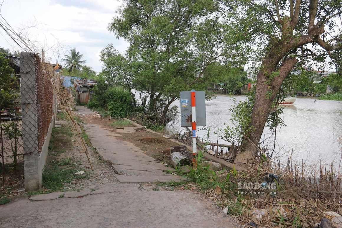 Mặt đường đã bị lún sâu. Ảnh: Tạ Quang