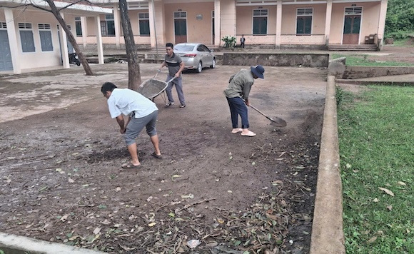 Các điểm trường cũng được vệ sinh, chỉnh trang khuôn viên, chuẩn bị đón học sinh trở lại trường sau kỳ nghỉ hè. Ảnh: Trường Tiểu học và Trung học cơ sở A Ngo