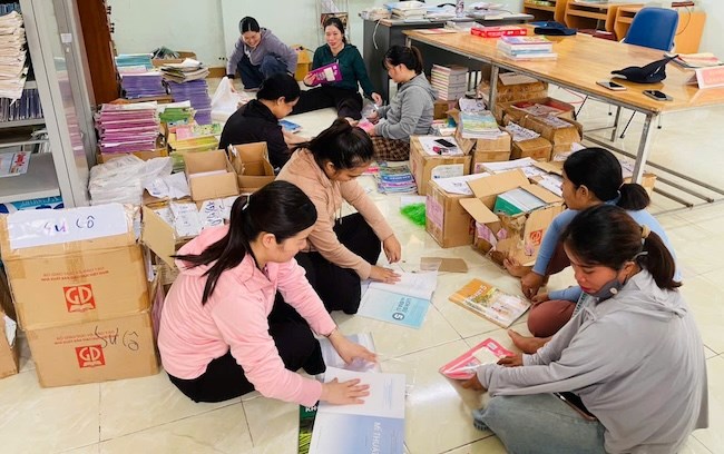 Giáo viên vùng cao Quảng Trị đến tận bản làng vận động học sinh đến lớp