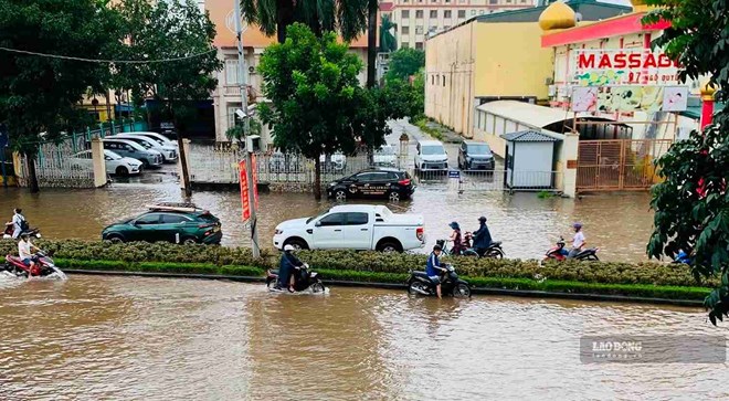 Nhiều tuyến đường Hải Phòng ngập nước sau mưa lớn do bão số 4