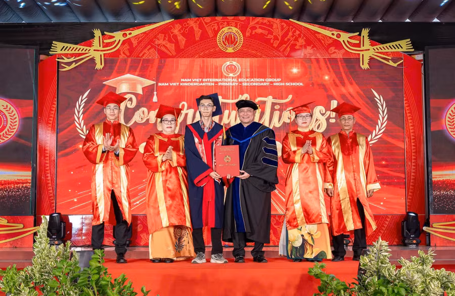 TS Nguyễn Đức Quốc, Chủ tịch Tập đoàn Giáo dục Quốc tế Nam Việt và lãnh đạo Trường Nam Việt trao biểu trưng bằng tốt nghiệp THPT cho em Cao Nguyễn Mạnh Lộc.