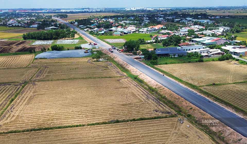 Đường Hồ Chí Minh đoạn Chơn Thành - Đức Hòa đang tăng tốc về đích. Ảnh: Huỳnh Du