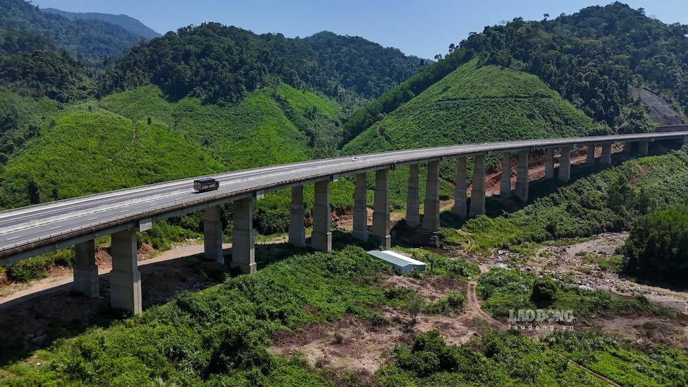 Nổi bật giữa núi rừng là những cây cầu cạn có trụ bê tông cao, đưa tuyến cao tốc vượt qua các khe suối, hạn chế những đoạn đường phải bám sát địa hình hiểm trở.
