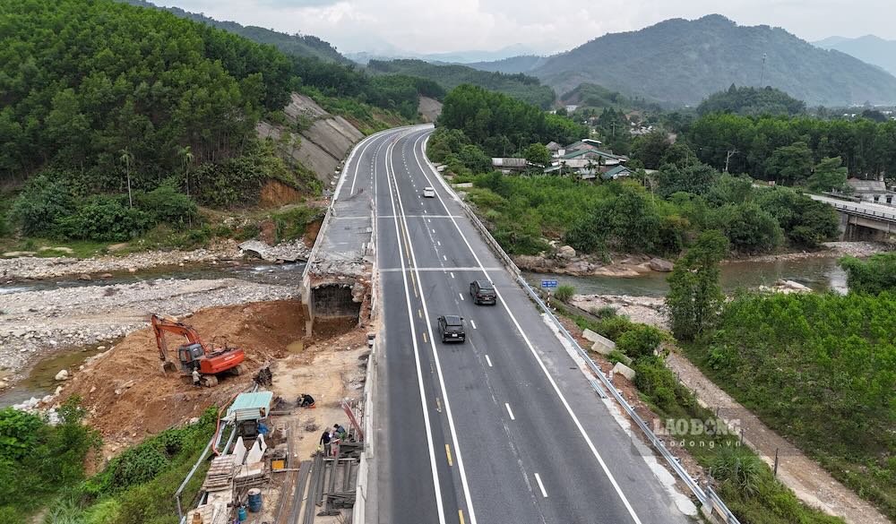 Ông Nguyễn Minh Khánh - Phó Giám đốc Ban Quản lý dự án đường Hồ Chí Minh cho biết, nhiều điểm sạt lở đã được khắc phục, một số vị trí vẫn đang thi công. Chủ đầu tư phấn đấu hoàn thành toàn bộ hạng mục xử lý, khắc phục thiệt hại do bão lũ trước ngày 31.12.2026.