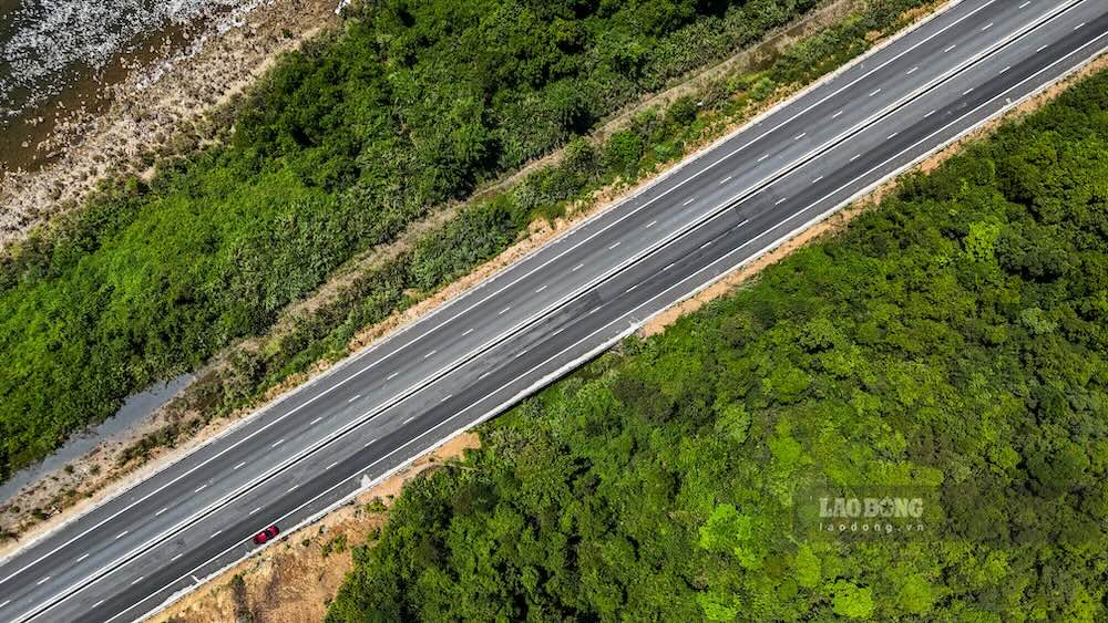 Dự án mở rộng được khởi công ngày 29.5.2025, với tổng mức đầu tư hơn 3.000 tỉ đồng. Từ quy mô 2 làn xe, tuyến được nâng lên 4 làn xe hoàn chỉnh, nền đường rộng 22m.
