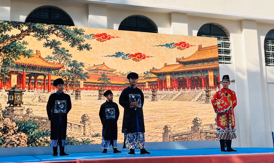 Sân khấu của học sinh tái hiện hình ảnh cụ Lê Quý Đôn "đàm phán" với các quan nhà Thanh được nhiều học sinh reo hò, ủng hộ. Ảnh: Phương Nhi lqd2.jpg