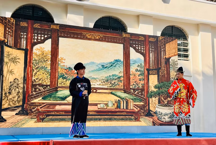 Nhà bác học Lê Quý Đôn (phải) từ trang sách bước vào sân khấu bằng sản phẩm của học sinh. Ảnh: Phương Nhi