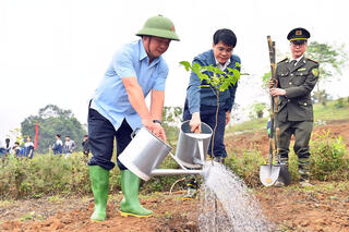 <a href="/thoi-su" title="Thời sự" rel="dofollow">Thời Sự</a>