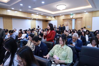 <a href="/thoi-su" title="Thời sự" rel="dofollow">Thời Sự</a>