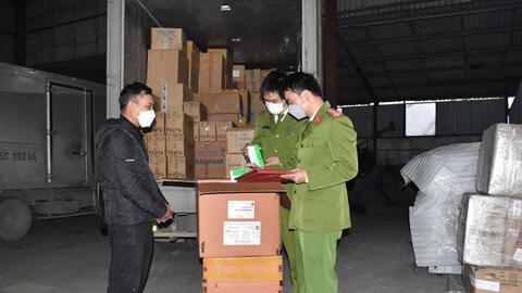 Hàng vạn hộp thuốc tân dược nghi nhập lậu bị phát hiện