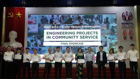 Sinh viên ba trường đại học thắng lớn tại EPICS