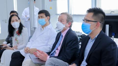 Đoàn Giáo sư chống dịch ĐH Stanford dự thính lớp Răng Hàm Mặt VLU