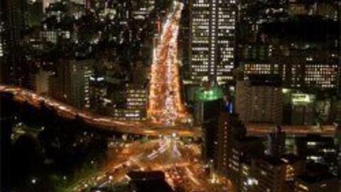 Động đất rung chuyển Iran và Nhật Bản, hàng loạt ngôi nhà ở Tokyo chìm trong bóng tối