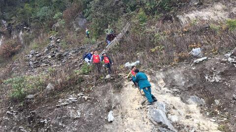 Du lịch mạo hiểm trên đỉnh núi cao nhất dãy Trường Sơn Bắc