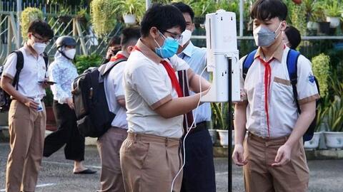 Nhân viên y tế trường học: "Người mẹ" hiền thầm lặng