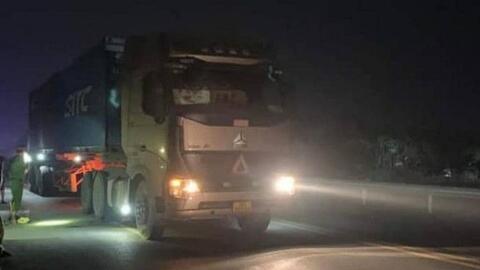 Cao tốc Nội Bài - Lào Cai: Băng ngang cao tốc, một phụ nữ bị xe đầu kéo cán tử vong