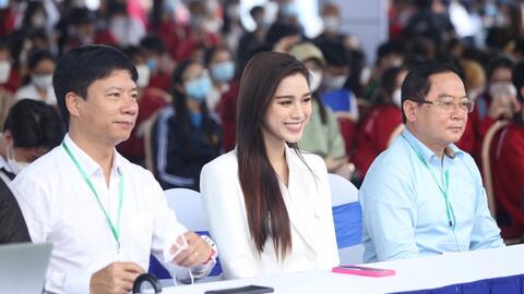 Hoa hậu Đỗ Thị Hà cùng hàng nghìn sinh viên đội mưa dự “Sóng Festival”