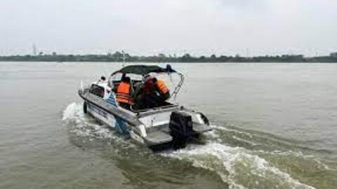 Diễn tập công tác cứu nạn, cứu hộ, sử dụng phương tiện thủy trên sông Hồng