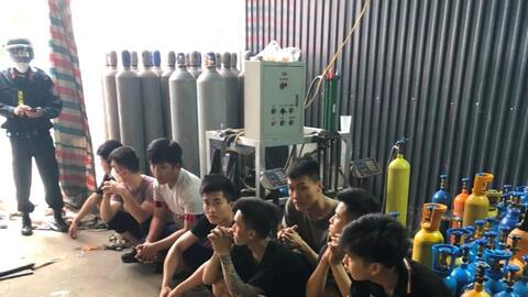 Thu giữ hàng nghìn bình khí cười tại 3 cơ sở chiết nạp chui