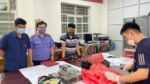 "Ôm" 8 bánh heroin cùng 4kg ma túy đá đi bán kiếm lời thì bị bắt
