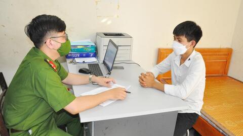 Nhóm thanh niên ngổ ngáo ném vỏ chai bia vào các phương tiện giao thông
