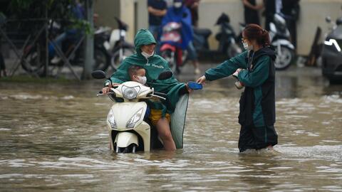Sau cơn mưa lớn trong đêm, đường phố Hà Nội ngập như sông