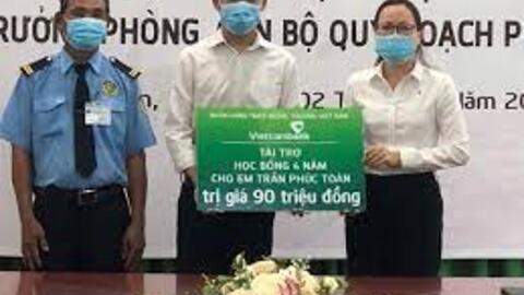 Vietcombank Long An trao học bổng cho sinh viên có hoàn cảnh khó khăn