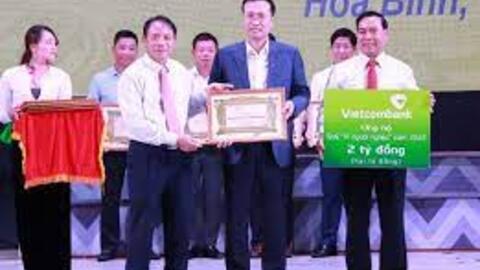 Vietcombank ủng hộ 2 tỷ đồng cho Quỹ “Vì người nghèo” tỉnh Hòa Bình