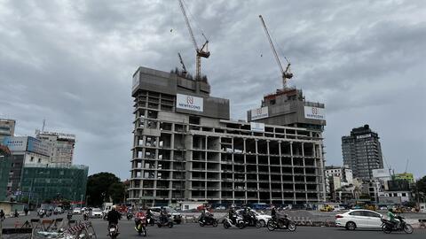 Cổ phiếu bất động sản tạo sóng... trong bão