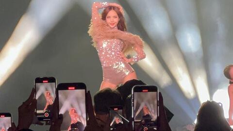BLACKPINK bùng nổ trong Born Pink Day 2: Đứng hát trong mưa cực “nhiệt”, nói tiếng Việt, “đu trend” chiều lòng fan