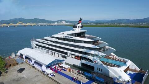 Bàn giao siêu du thuyền nghỉ đêm lớn nhất vịnh Hạ Long